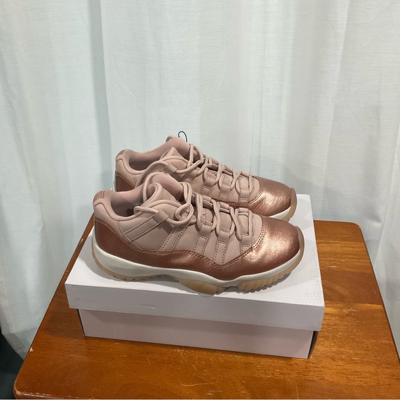 Jordan 11 rose gold size 6